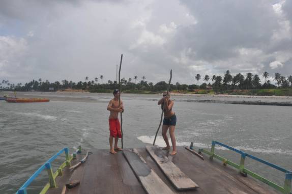 Tentando ajudar o balseiro na travessia da barra do Guriú - CE